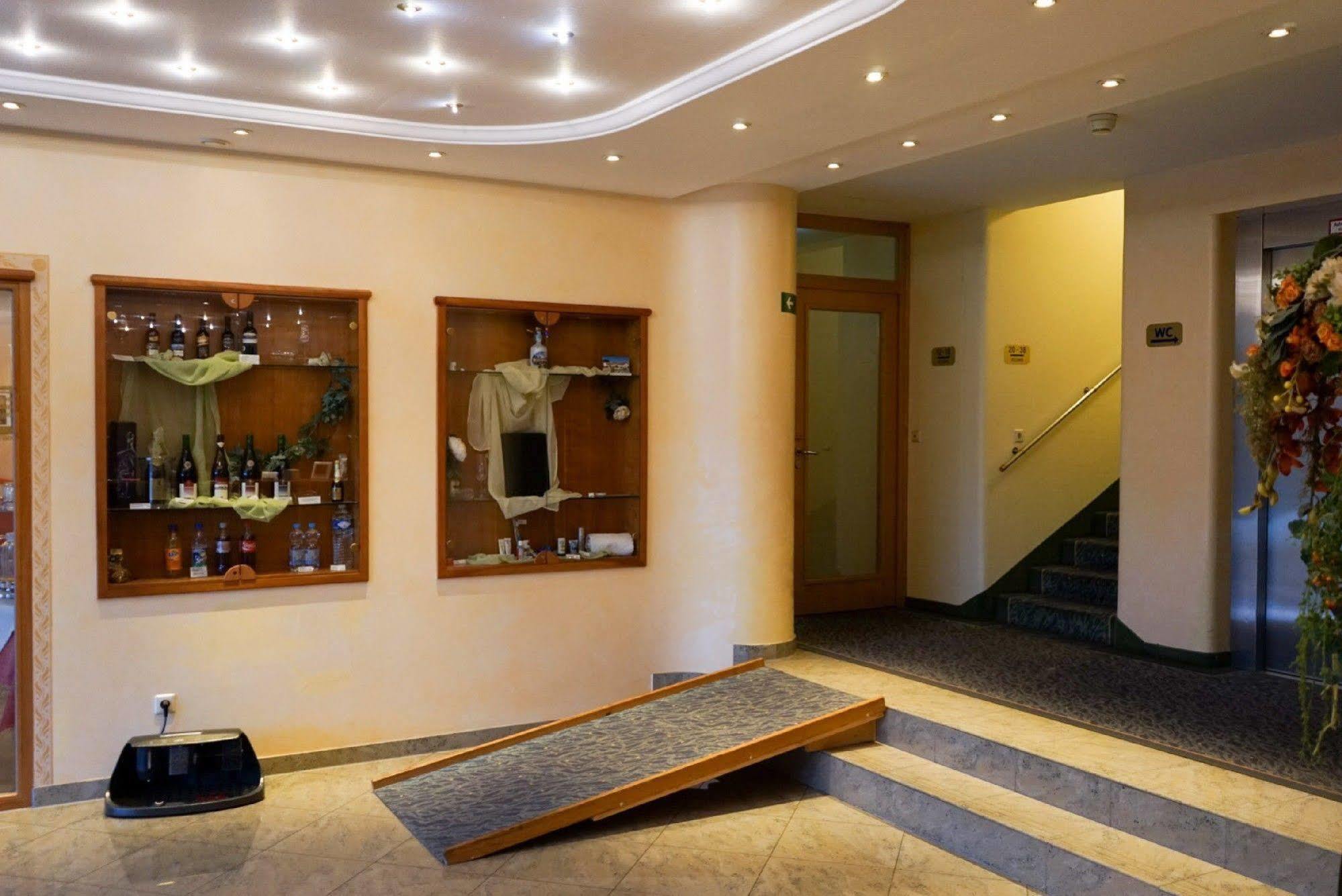 Hotel Circle Inn Ramstein-Miesenbach Buitenkant foto