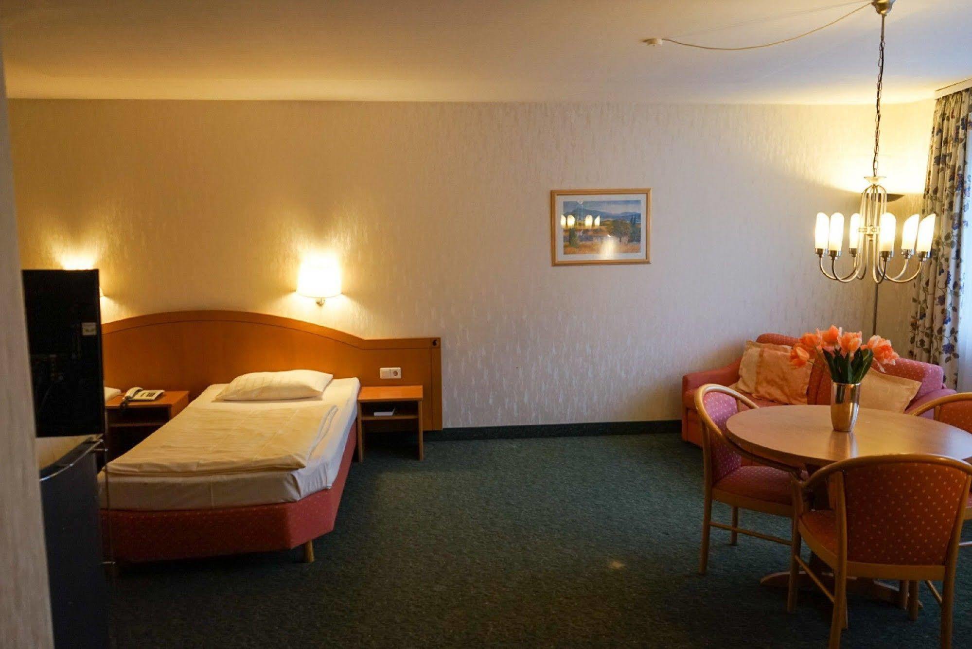 Hotel Circle Inn Ramstein-Miesenbach Buitenkant foto