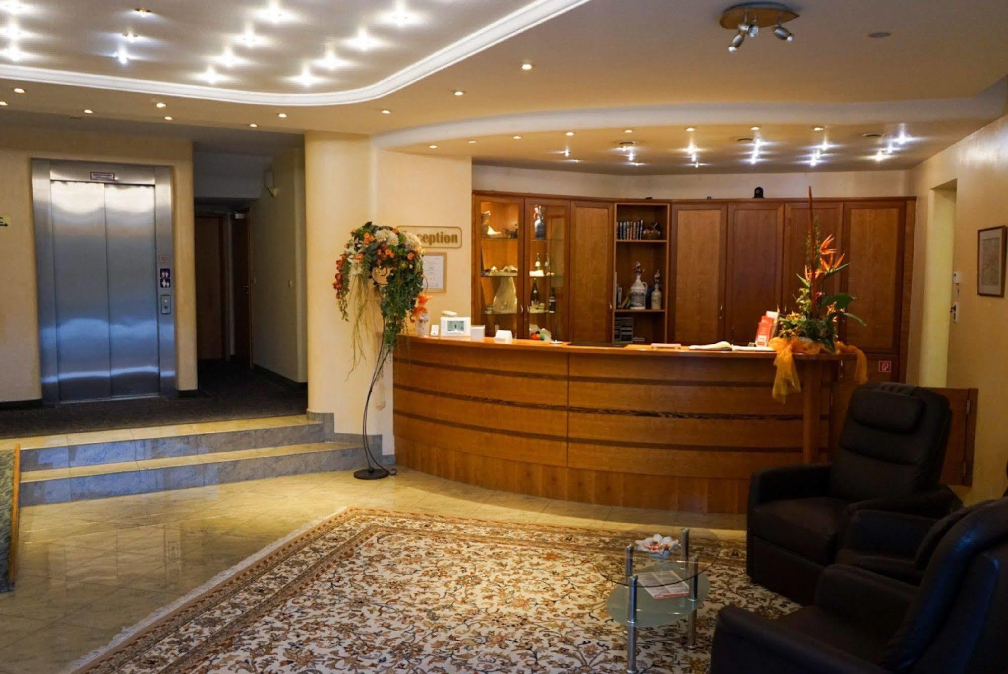 Hotel Circle Inn Ramstein-Miesenbach Buitenkant foto